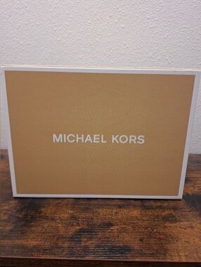 Michael Kors  Magnetic Medium Gift Box With Ribbon